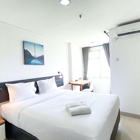 Warm And Comfy Studio At Enviro Apartment By Travelio Cikarang Exterior photo